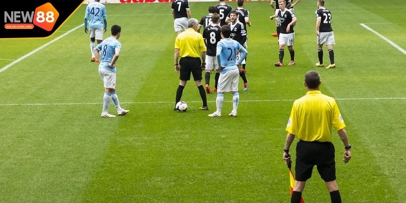 Tình huống đá phạt gián tiếp phổ biến trong bóng đá